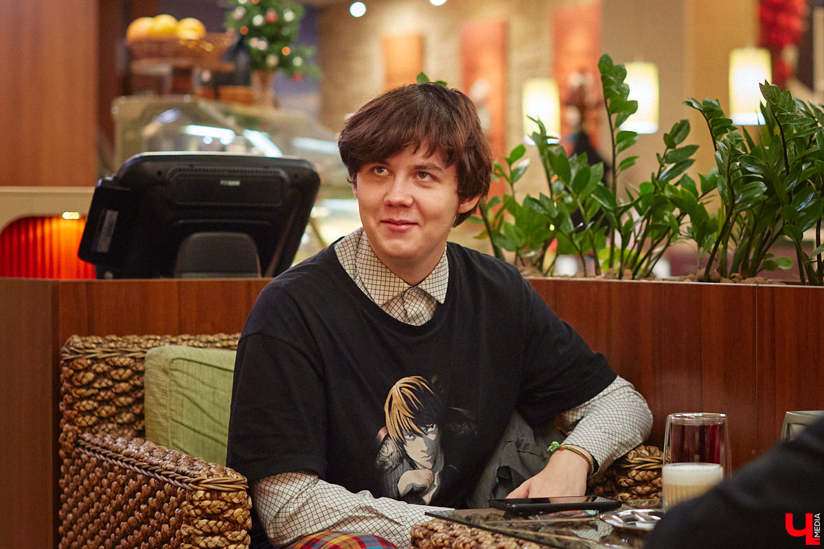 Мужчины в уморительных женских образах – любимцы публики в соцсетях. Наравне со Станиславом Круглицким, известным как Сантана, издание «Безмакияжа.ру» включило в топ самых талантливых блогеров, изображающих девушек или женщин, и жителя нашего региона. У Славки Чаплина более миллиона подписчиков в Tik-Tok, и все благодаря его амплуа «училки». Ну как не взять у него интервью?