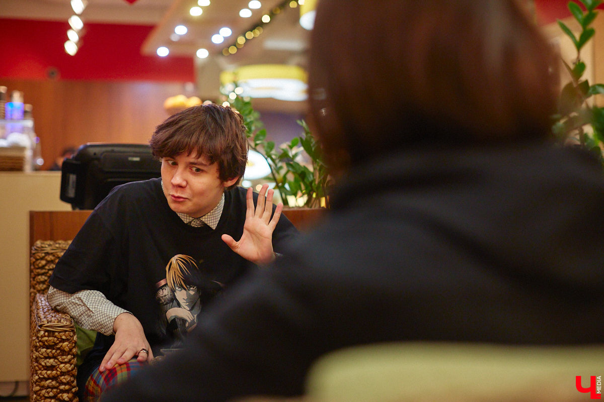 Мужчины в уморительных женских образах – любимцы публики в соцсетях. Наравне со Станиславом Круглицким, известным как Сантана, издание «Безмакияжа.ру» включило в топ самых талантливых блогеров, изображающих девушек или женщин, и жителя нашего региона. У Славки Чаплина более миллиона подписчиков в Tik-Tok, и все благодаря его амплуа «училки». Ну как не взять у него интервью?