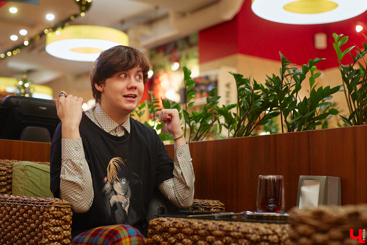 Мужчины в уморительных женских образах – любимцы публики в соцсетях. Наравне со Станиславом Круглицким, известным как Сантана, издание «Безмакияжа.ру» включило в топ самых талантливых блогеров, изображающих девушек или женщин, и жителя нашего региона. У Славки Чаплина более миллиона подписчиков в Tik-Tok, и все благодаря его амплуа «училки». Ну как не взять у него интервью?