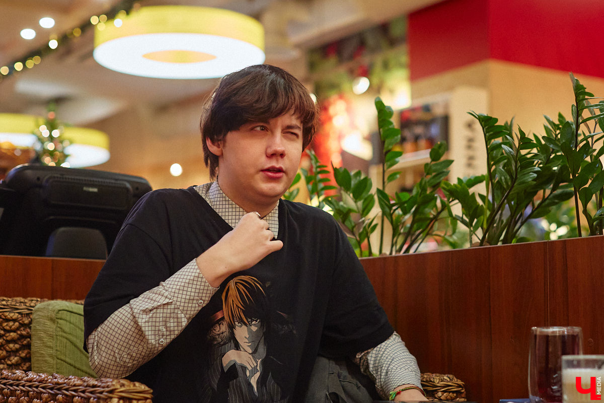 Мужчины в уморительных женских образах – любимцы публики в соцсетях. Наравне со Станиславом Круглицким, известным как Сантана, издание «Безмакияжа.ру» включило в топ самых талантливых блогеров, изображающих девушек или женщин, и жителя нашего региона. У Славки Чаплина более миллиона подписчиков в Tik-Tok, и все благодаря его амплуа «училки». Ну как не взять у него интервью?