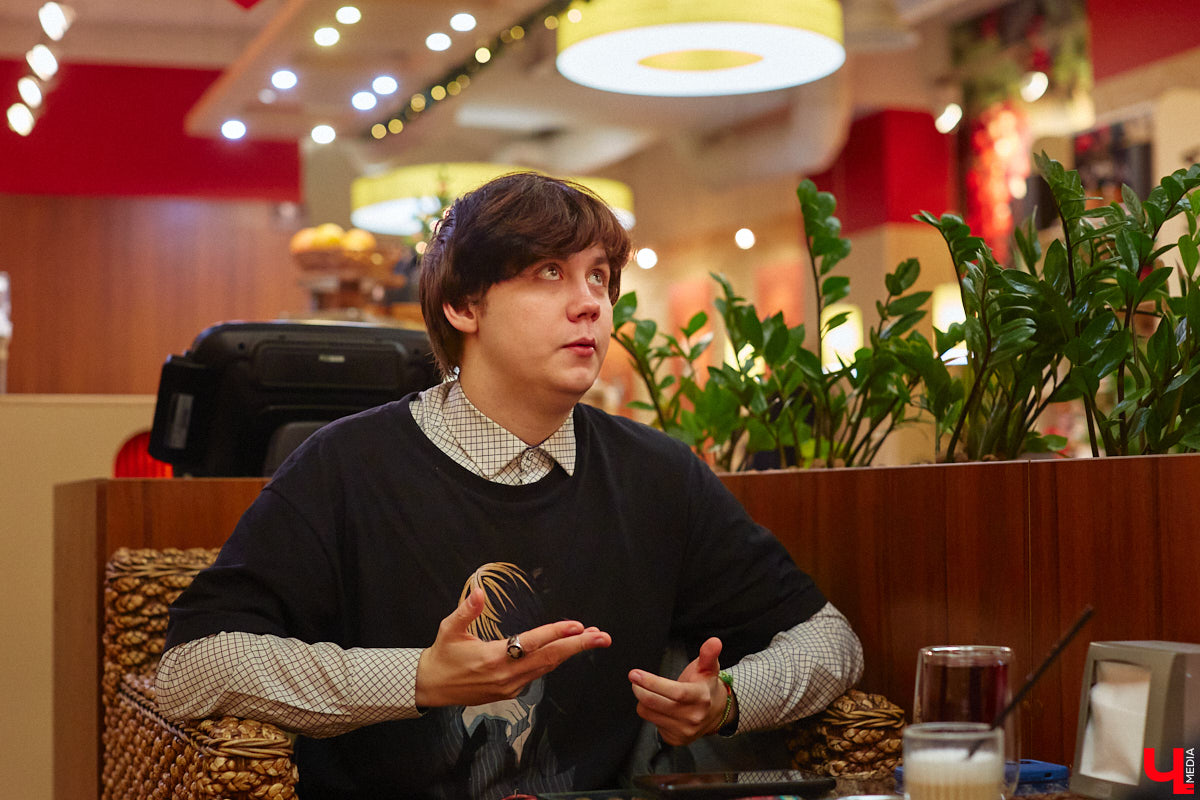 Мужчины в уморительных женских образах – любимцы публики в соцсетях. Наравне со Станиславом Круглицким, известным как Сантана, издание «Безмакияжа.ру» включило в топ самых талантливых блогеров, изображающих девушек или женщин, и жителя нашего региона. У Славки Чаплина более миллиона подписчиков в Tik-Tok, и все благодаря его амплуа «училки». Ну как не взять у него интервью?