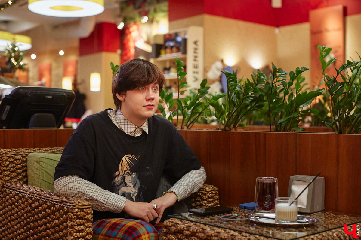 Мужчины в уморительных женских образах – любимцы публики в соцсетях. Наравне со Станиславом Круглицким, известным как Сантана, издание «Безмакияжа.ру» включило в топ самых талантливых блогеров, изображающих девушек или женщин, и жителя нашего региона. У Славки Чаплина более миллиона подписчиков в Tik-Tok, и все благодаря его амплуа «училки». Ну как не взять у него интервью?