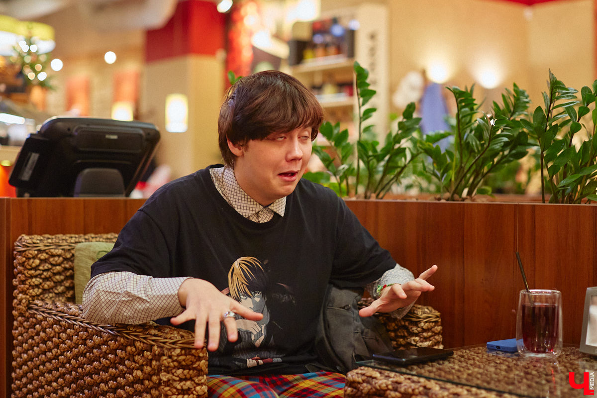 Мужчины в уморительных женских образах – любимцы публики в соцсетях. Наравне со Станиславом Круглицким, известным как Сантана, издание «Безмакияжа.ру» включило в топ самых талантливых блогеров, изображающих девушек или женщин, и жителя нашего региона. У Славки Чаплина более миллиона подписчиков в Tik-Tok, и все благодаря его амплуа «училки». Ну как не взять у него интервью?