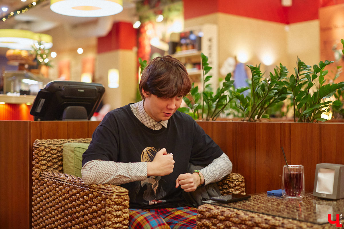 Мужчины в уморительных женских образах – любимцы публики в соцсетях. Наравне со Станиславом Круглицким, известным как Сантана, издание «Безмакияжа.ру» включило в топ самых талантливых блогеров, изображающих девушек или женщин, и жителя нашего региона. У Славки Чаплина более миллиона подписчиков в Tik-Tok, и все благодаря его амплуа «училки». Ну как не взять у него интервью?