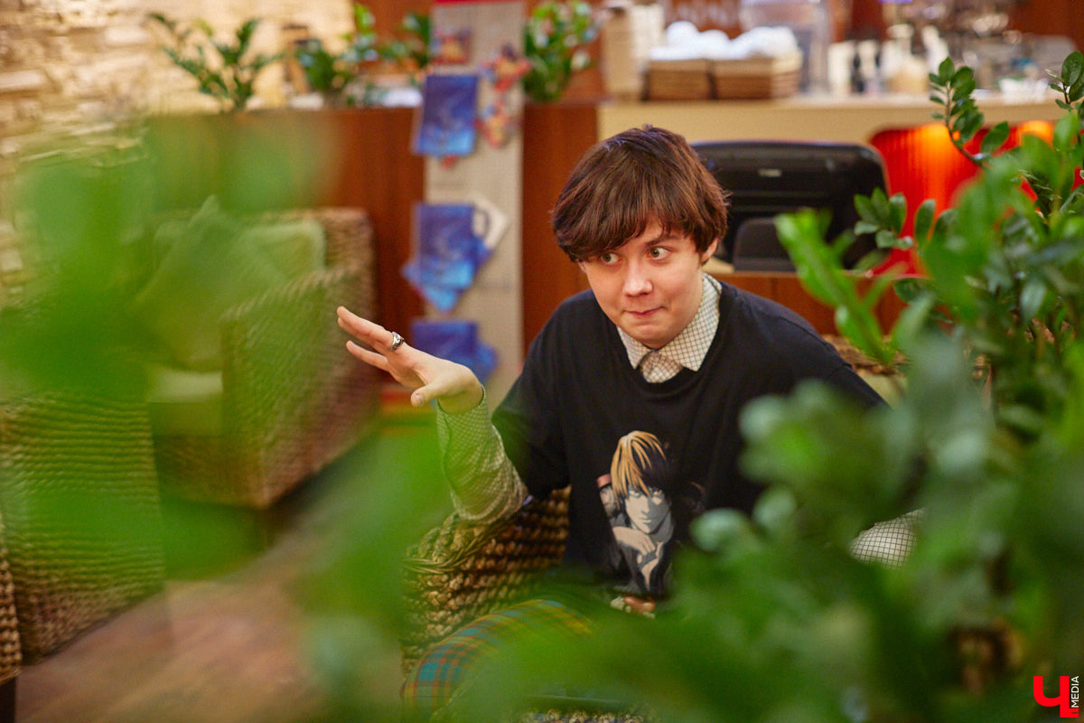 Мужчины в уморительных женских образах – любимцы публики в соцсетях. Наравне со Станиславом Круглицким, известным как Сантана, издание «Безмакияжа.ру» включило в топ самых талантливых блогеров, изображающих девушек или женщин, и жителя нашего региона. У Славки Чаплина более миллиона подписчиков в Tik-Tok, и все благодаря его амплуа «училки». Ну как не взять у него интервью?