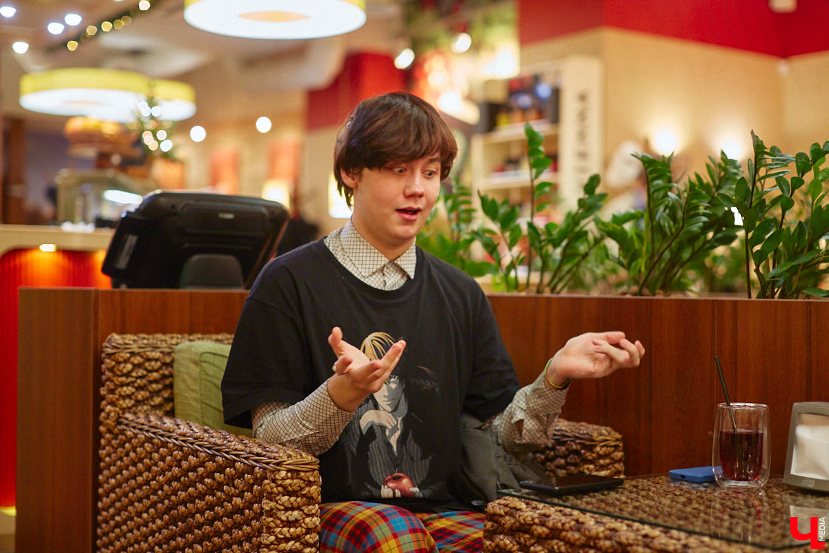 Мужчины в уморительных женских образах – любимцы публики в соцсетях. Наравне со Станиславом Круглицким, известным как Сантана, издание «Безмакияжа.ру» включило в топ самых талантливых блогеров, изображающих девушек или женщин, и жителя нашего региона. У Славки Чаплина более миллиона подписчиков в Tik-Tok, и все благодаря его амплуа «училки». Ну как не взять у него интервью?