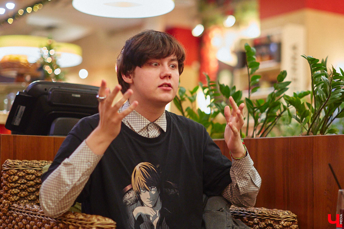 Мужчины в уморительных женских образах – любимцы публики в соцсетях. Наравне со Станиславом Круглицким, известным как Сантана, издание «Безмакияжа.ру» включило в топ самых талантливых блогеров, изображающих девушек или женщин, и жителя нашего региона. У Славки Чаплина более миллиона подписчиков в Tik-Tok, и все благодаря его амплуа «училки». Ну как не взять у него интервью?