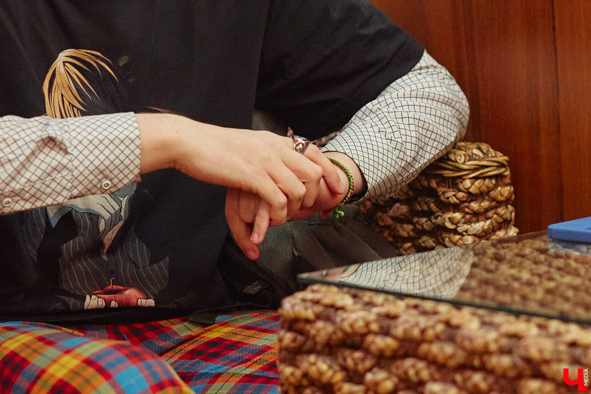 Мужчины в уморительных женских образах – любимцы публики в соцсетях. Наравне со Станиславом Круглицким, известным как Сантана, издание «Безмакияжа.ру» включило в топ самых талантливых блогеров, изображающих девушек или женщин, и жителя нашего региона. У Славки Чаплина более миллиона подписчиков в Tik-Tok, и все благодаря его амплуа «училки». Ну как не взять у него интервью?