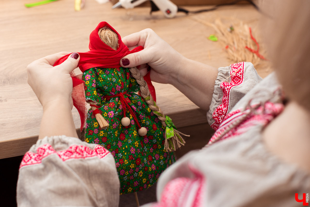 В Суздале на Кремлёвской улице всегда благодать. В новогодние каникулы мы любовались «Аллеей ёлок», но скоро на смену зелёным красавицам придут креативные чучела. После чего в городе-музее закатят настоящий праздник! Все подробности – в нашей статье.