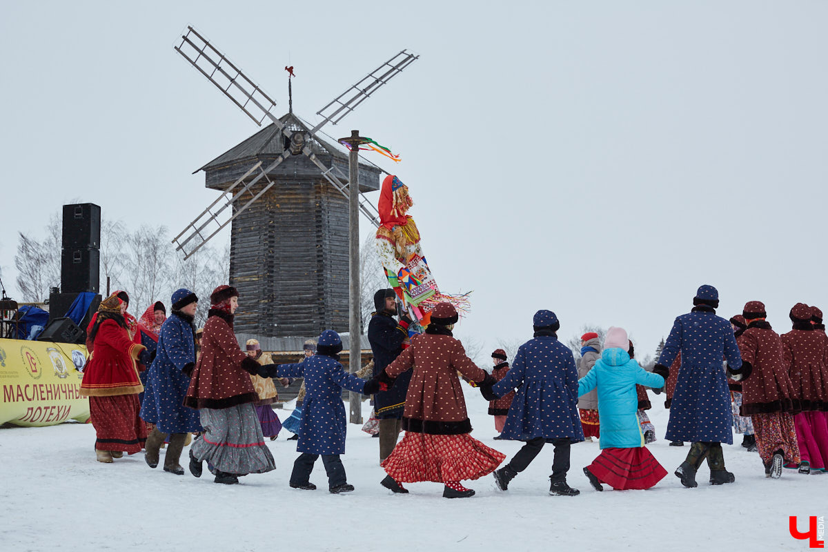 В Суздале на Кремлёвской улице всегда благодать. В новогодние каникулы мы любовались «Аллеей ёлок», но скоро на смену зелёным красавицам придут креативные чучела. После чего в городе-музее закатят настоящий праздник! Все подробности – в нашей статье.