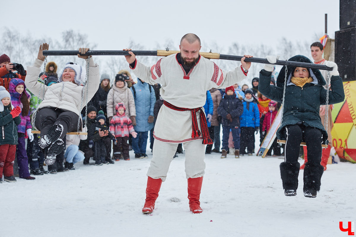 В Суздале на Кремлёвской улице всегда благодать. В новогодние каникулы мы любовались «Аллеей ёлок», но скоро на смену зелёным красавицам придут креативные чучела. После чего в городе-музее закатят настоящий праздник! Все подробности – в нашей статье.