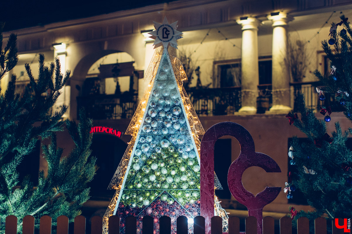В Суздале на Кремлёвской улице всегда благодать. В новогодние каникулы мы любовались «Аллеей ёлок», но скоро на смену зелёным красавицам придут креативные чучела. После чего в городе-музее закатят настоящий праздник! Все подробности – в нашей статье.