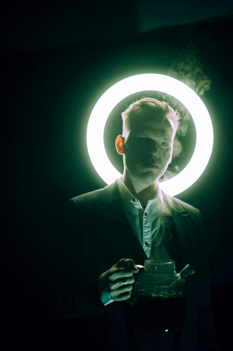 Говорят, что балы нынче не в моде. А если провести такое мероприятие под землей в заброшенном бомбоубежище? Это меняет дело! Группа молодых ребят устроила светское мероприятие в готическом стиле прямо под Владимиром. Как все прошло и зачем это было нужно – объясняет организатор.