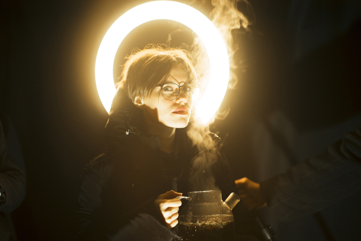 Говорят, что балы нынче не в моде. А если провести такое мероприятие под землей в заброшенном бомбоубежище? Это меняет дело! Группа молодых ребят устроила светское мероприятие в готическом стиле прямо под Владимиром. Как все прошло и зачем это было нужно – объясняет организатор.