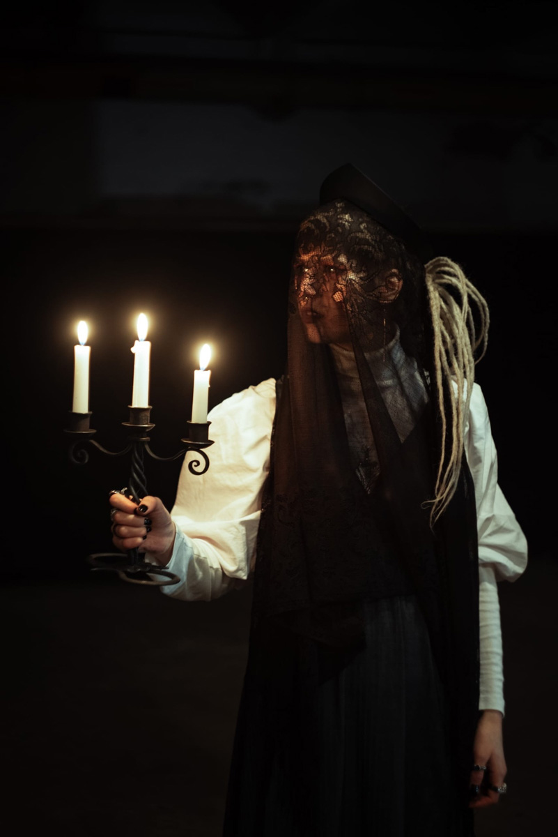 Говорят, что балы нынче не в моде. А если провести такое мероприятие под землей в заброшенном бомбоубежище? Это меняет дело! Группа молодых ребят устроила светское мероприятие в готическом стиле прямо под Владимиром. Как все прошло и зачем это было нужно – объясняет организатор.