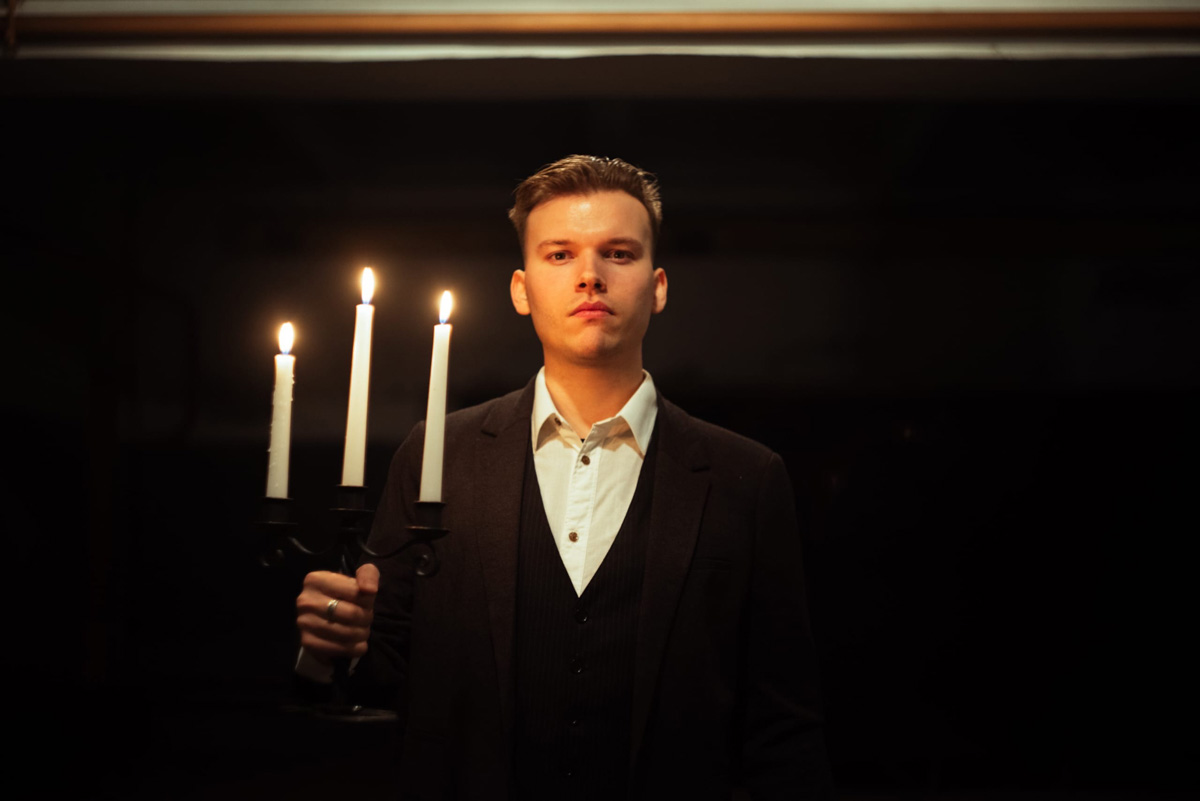 Говорят, что балы нынче не в моде. А если провести такое мероприятие под землей в заброшенном бомбоубежище? Это меняет дело! Группа молодых ребят устроила светское мероприятие в готическом стиле прямо под Владимиром. Как все прошло и зачем это было нужно – объясняет организатор.