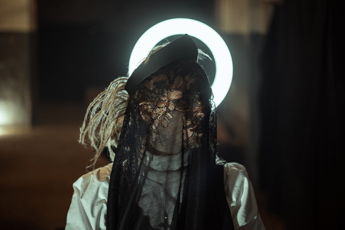 Говорят, что балы нынче не в моде. А если провести такое мероприятие под землей в заброшенном бомбоубежище? Это меняет дело! Группа молодых ребят устроила светское мероприятие в готическом стиле прямо под Владимиром. Как все прошло и зачем это было нужно – объясняет организатор.