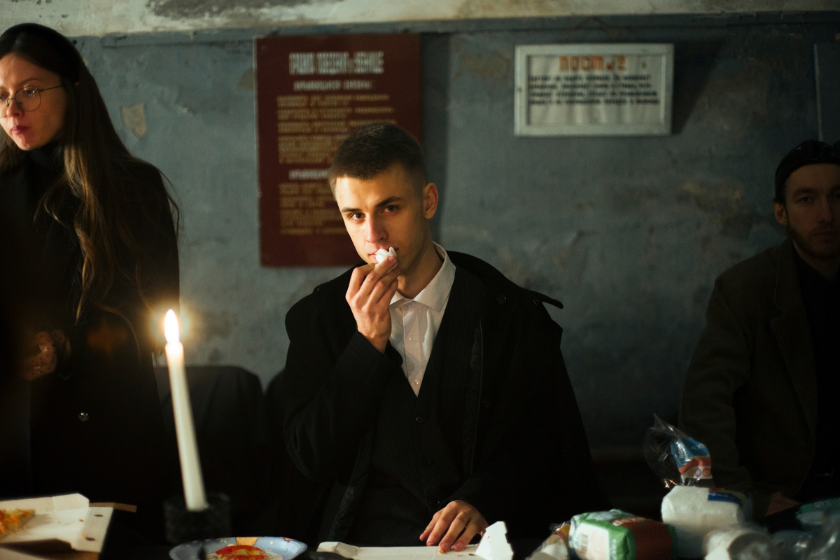 Говорят, что балы нынче не в моде. А если провести такое мероприятие под землей в заброшенном бомбоубежище? Это меняет дело! Группа молодых ребят устроила светское мероприятие в готическом стиле прямо под Владимиром. Как все прошло и зачем это было нужно – объясняет организатор.