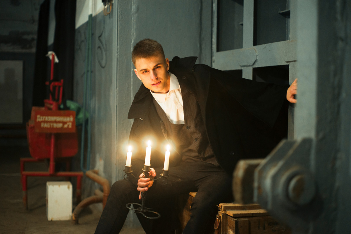 Говорят, что балы нынче не в моде. А если провести такое мероприятие под землей в заброшенном бомбоубежище? Это меняет дело! Группа молодых ребят устроила светское мероприятие в готическом стиле прямо под Владимиром. Как все прошло и зачем это было нужно – объясняет организатор.