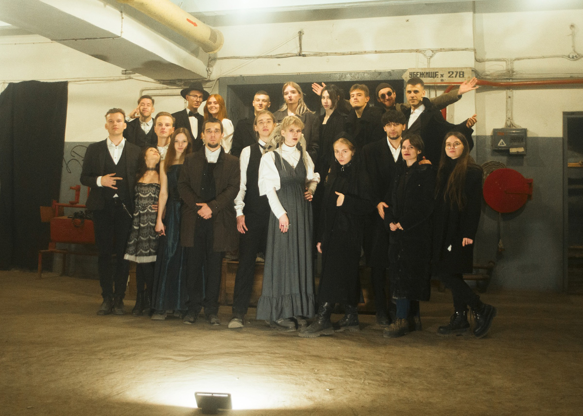 Говорят, что балы нынче не в моде. А если провести такое мероприятие под землей в заброшенном бомбоубежище? Это меняет дело! Группа молодых ребят устроила светское мероприятие в готическом стиле прямо под Владимиром. Как все прошло и зачем это было нужно – объясняет организатор.