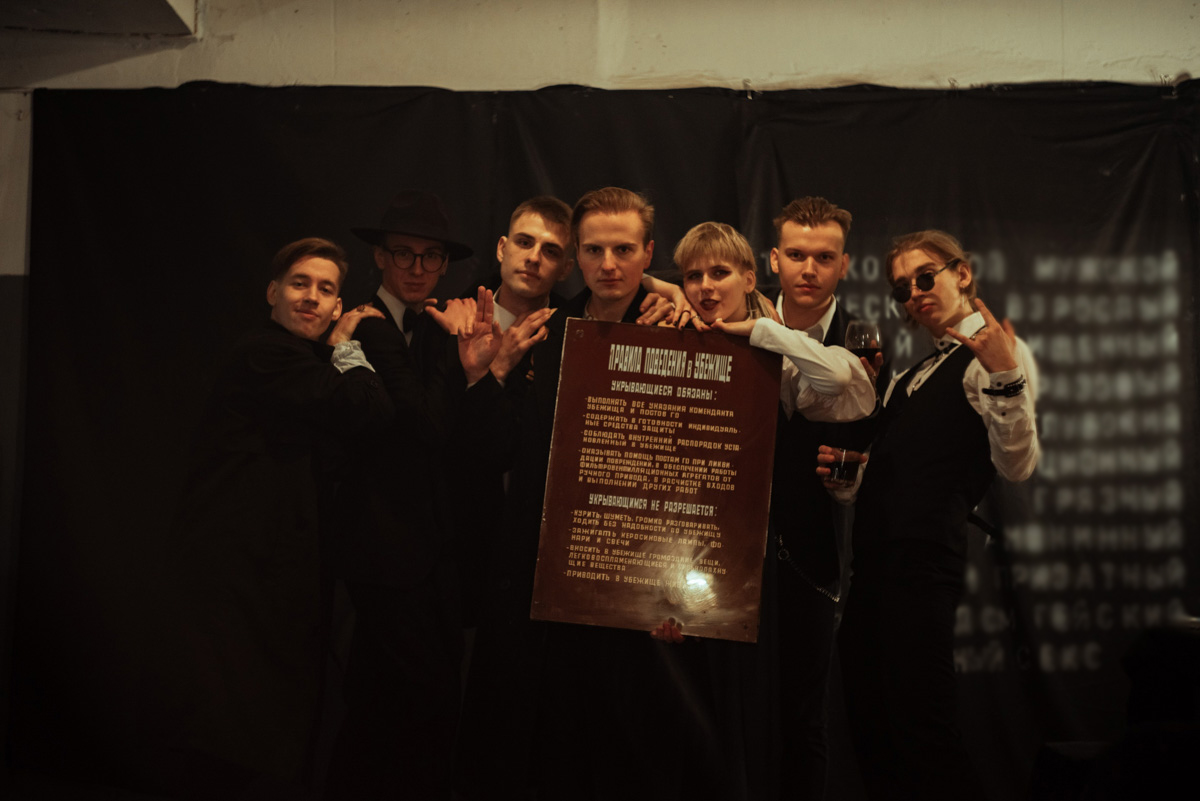 Говорят, что балы нынче не в моде. А если провести такое мероприятие под землей в заброшенном бомбоубежище? Это меняет дело! Группа молодых ребят устроила светское мероприятие в готическом стиле прямо под Владимиром. Как все прошло и зачем это было нужно – объясняет организатор.