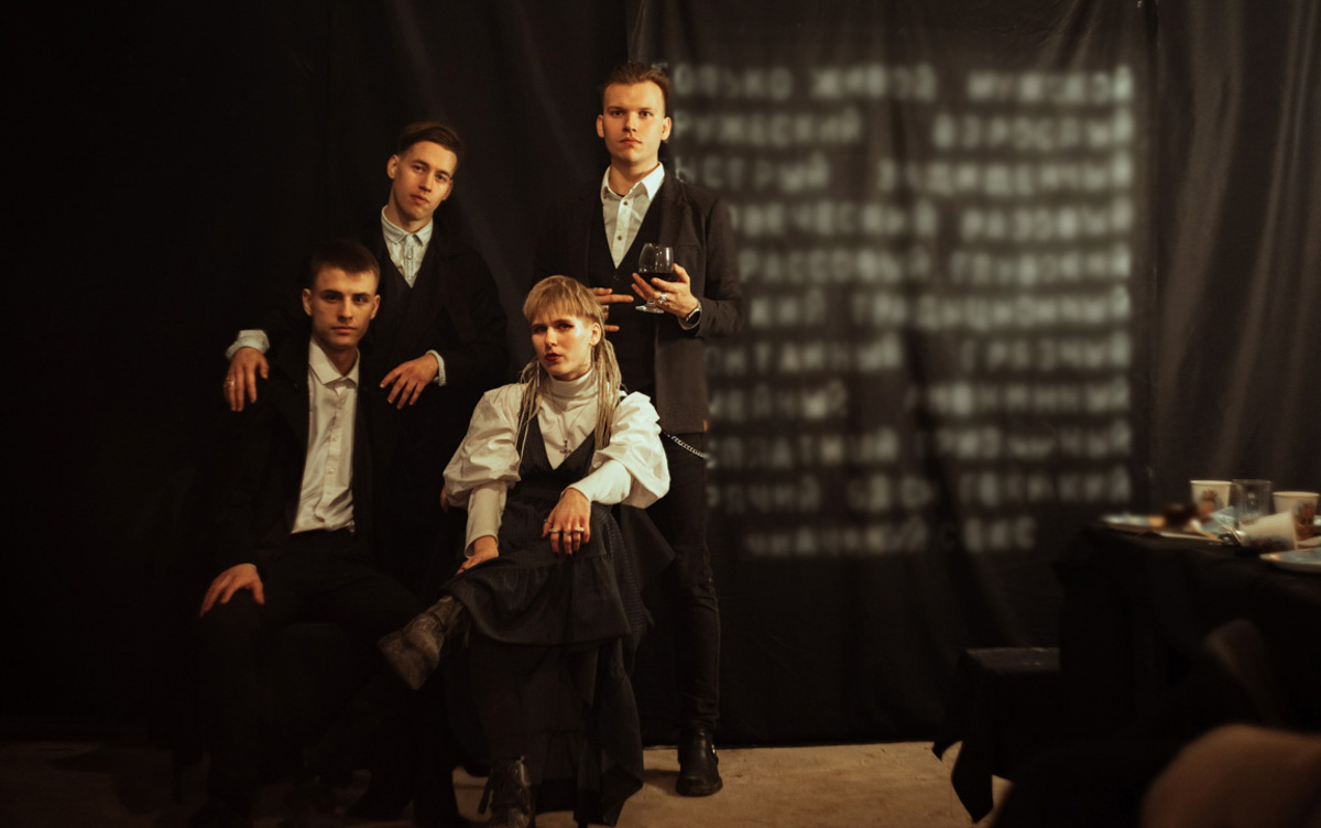 Говорят, что балы нынче не в моде. А если провести такое мероприятие под землей в заброшенном бомбоубежище? Это меняет дело! Группа молодых ребят устроила светское мероприятие в готическом стиле прямо под Владимиром. Как все прошло и зачем это было нужно – объясняет организатор.