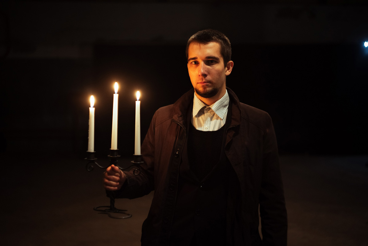 Говорят, что балы нынче не в моде. А если провести такое мероприятие под землей в заброшенном бомбоубежище? Это меняет дело! Группа молодых ребят устроила светское мероприятие в готическом стиле прямо под Владимиром. Как все прошло и зачем это было нужно – объясняет организатор.