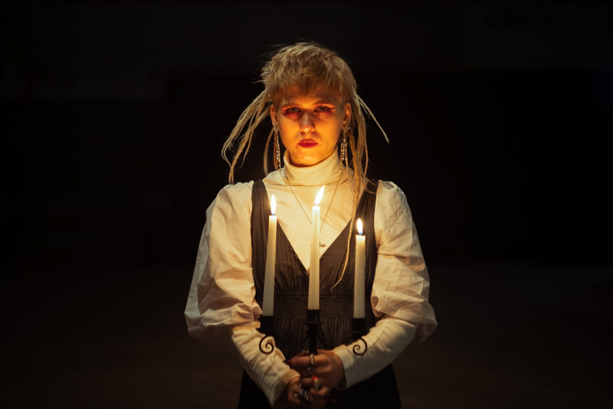 Говорят, что балы нынче не в моде. А если провести такое мероприятие под землей в заброшенном бомбоубежище? Это меняет дело! Группа молодых ребят устроила светское мероприятие в готическом стиле прямо под Владимиром. Как все прошло и зачем это было нужно – объясняет организатор.