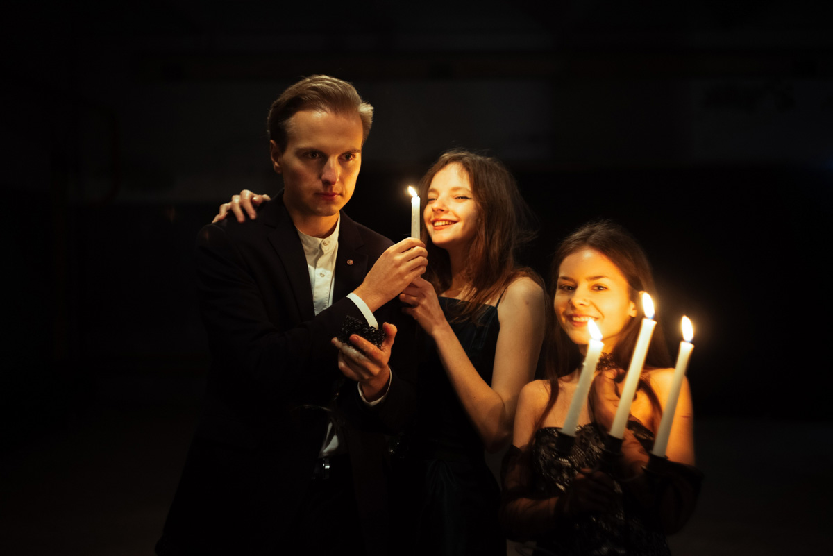 Говорят, что балы нынче не в моде. А если провести такое мероприятие под землей в заброшенном бомбоубежище? Это меняет дело! Группа молодых ребят устроила светское мероприятие в готическом стиле прямо под Владимиром. Как все прошло и зачем это было нужно – объясняет организатор.