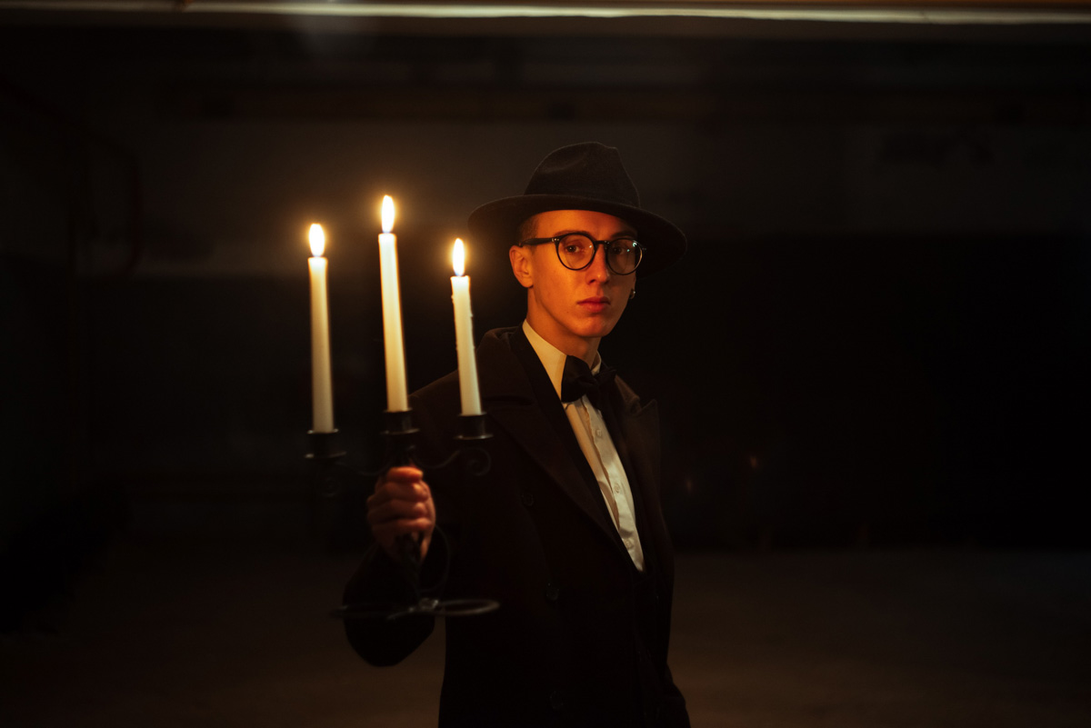 Говорят, что балы нынче не в моде. А если провести такое мероприятие под землей в заброшенном бомбоубежище? Это меняет дело! Группа молодых ребят устроила светское мероприятие в готическом стиле прямо под Владимиром. Как все прошло и зачем это было нужно – объясняет организатор.