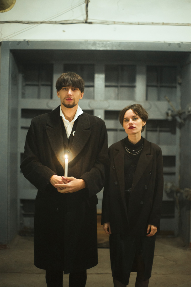 Говорят, что балы нынче не в моде. А если провести такое мероприятие под землей в заброшенном бомбоубежище? Это меняет дело! Группа молодых ребят устроила светское мероприятие в готическом стиле прямо под Владимиром. Как все прошло и зачем это было нужно – объясняет организатор.