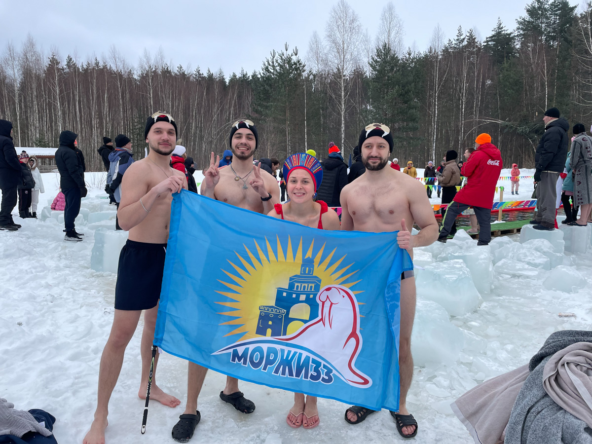 Владимирские моржи приняли участие в ледяном троеборье «Холодные игры». Соревнования прошли в Нижегородской области. От нашего региона на старт вышли шесть человек, среди которых были и две дамы. Какие испытания им пришлось пройти и что показалось самым сложным? Читайте в материале.