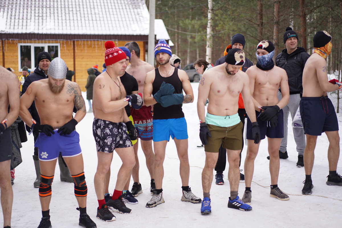 Владимирские моржи приняли участие в ледяном троеборье «Холодные игры». Соревнования прошли в Нижегородской области. От нашего региона на старт вышли шесть человек, среди которых были и две дамы. Какие испытания им пришлось пройти и что показалось самым сложным? Читайте в материале.
