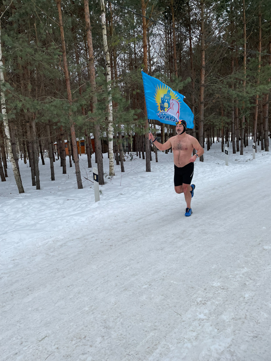 Владимирские моржи приняли участие в ледяном троеборье «Холодные игры». Соревнования прошли в Нижегородской области. От нашего региона на старт вышли шесть человек, среди которых были и две дамы. Какие испытания им пришлось пройти и что показалось самым сложным? Читайте в материале.