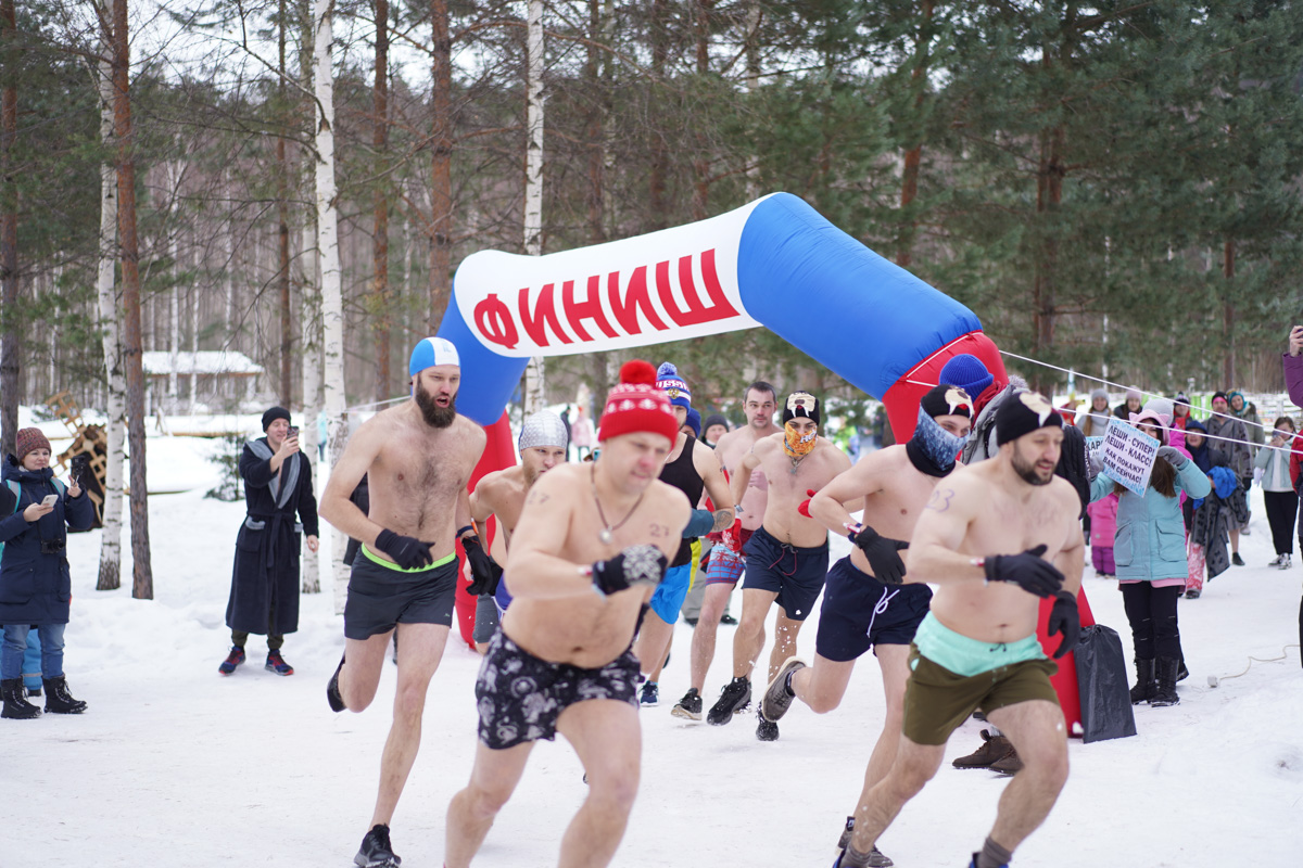 Владимирские моржи приняли участие в ледяном троеборье «Холодные игры». Соревнования прошли в Нижегородской области. От нашего региона на старт вышли шесть человек, среди которых были и две дамы. Какие испытания им пришлось пройти и что показалось самым сложным? Читайте в материале.