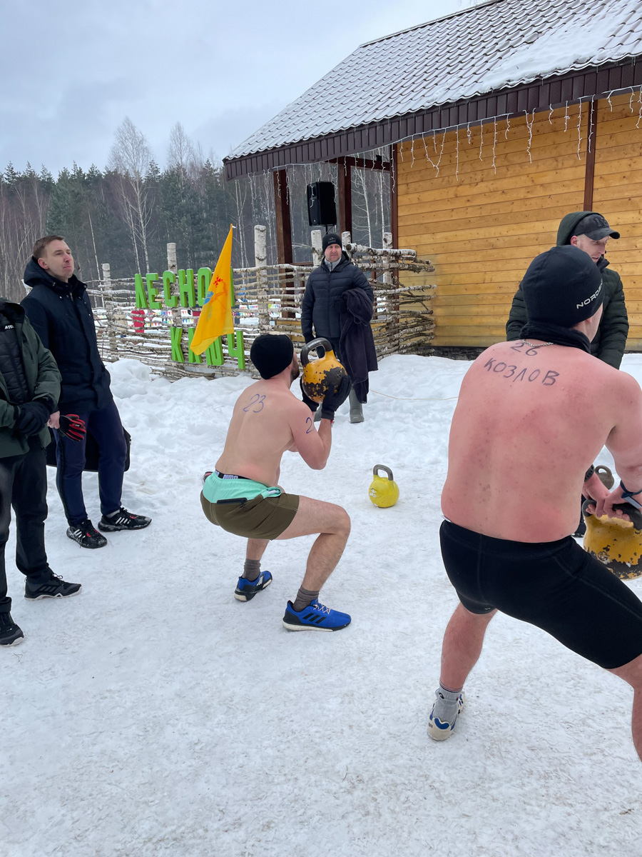 Владимирские моржи приняли участие в ледяном троеборье «Холодные игры». Соревнования прошли в Нижегородской области. От нашего региона на старт вышли шесть человек, среди которых были и две дамы. Какие испытания им пришлось пройти и что показалось самым сложным? Читайте в материале.