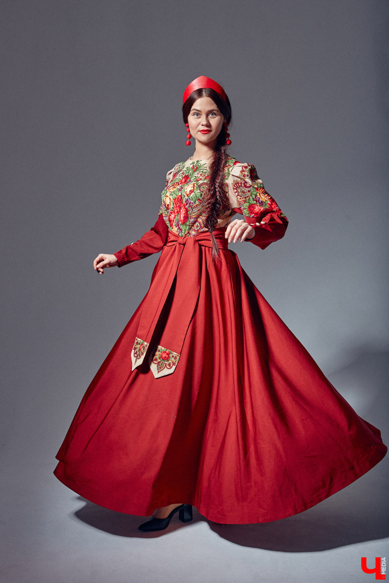 Своим примером Таис Карелина доказывает, что смешение современных трендов с народными мотивами — это просто «вау»! Платья в пол, обрядовые рубахи, исконно русские пояса, кокошники на выбор. О своём удивительном гардеробе, элементы которого можно и нужно создавать своими руками, этно-спикер рассказала «Ключ-Медиа».