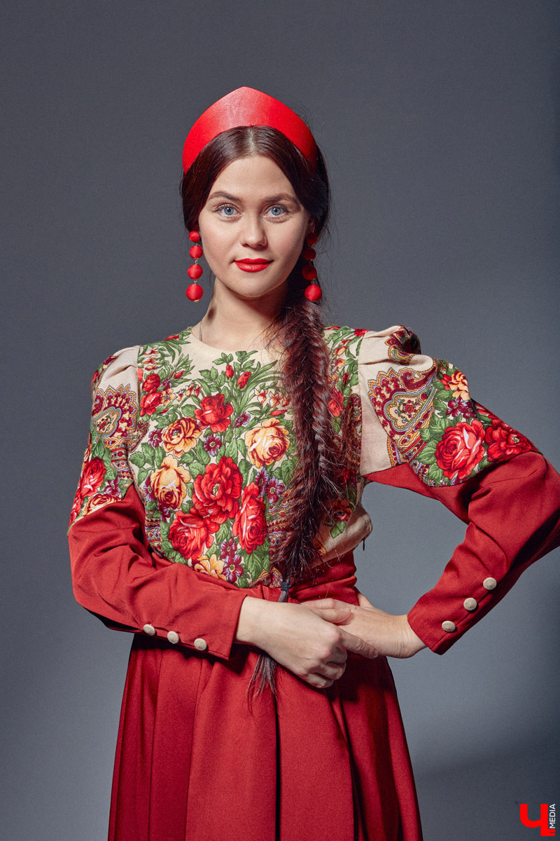 Своим примером Таис Карелина доказывает, что смешение современных трендов с народными мотивами — это просто «вау»! Платья в пол, обрядовые рубахи, исконно русские пояса, кокошники на выбор. О своём удивительном гардеробе, элементы которого можно и нужно создавать своими руками, этно-спикер рассказала «Ключ-Медиа».