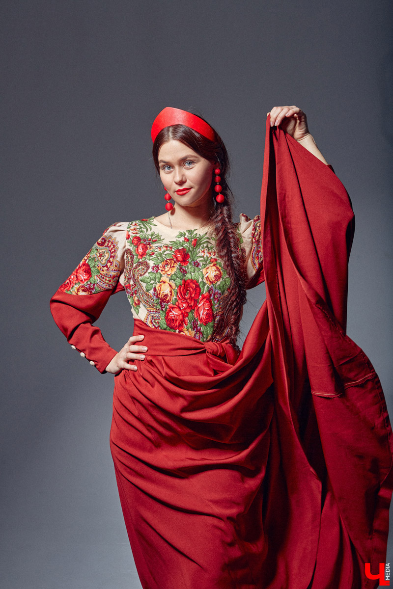 Своим примером Таис Карелина доказывает, что смешение современных трендов с народными мотивами — это просто «вау»! Платья в пол, обрядовые рубахи, исконно русские пояса, кокошники на выбор. О своём удивительном гардеробе, элементы которого можно и нужно создавать своими руками, этно-спикер рассказала «Ключ-Медиа».