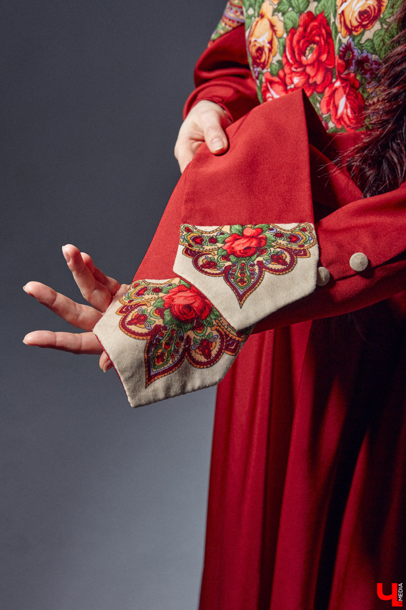 Своим примером Таис Карелина доказывает, что смешение современных трендов с народными мотивами — это просто «вау»! Платья в пол, обрядовые рубахи, исконно русские пояса, кокошники на выбор. О своём удивительном гардеробе, элементы которого можно и нужно создавать своими руками, этно-спикер рассказала «Ключ-Медиа».