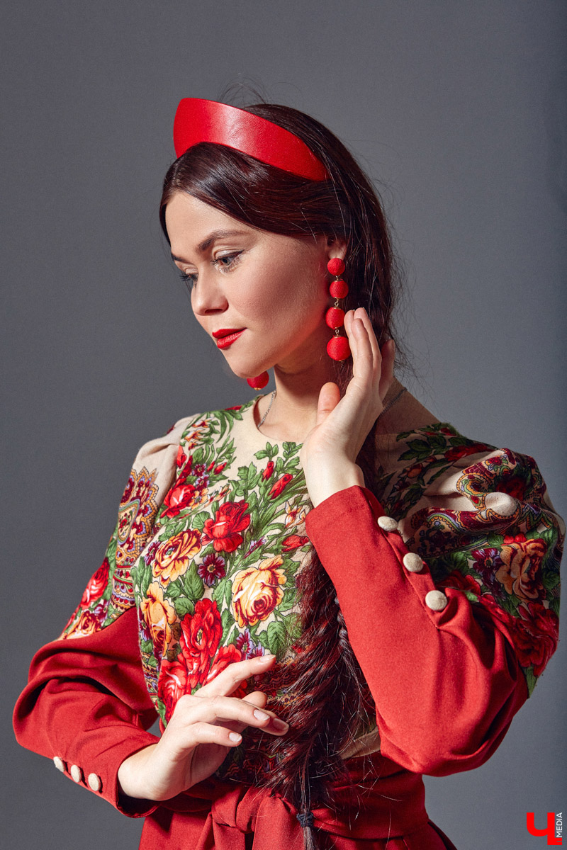 Своим примером Таис Карелина доказывает, что смешение современных трендов с народными мотивами — это просто «вау»! Платья в пол, обрядовые рубахи, исконно русские пояса, кокошники на выбор. О своём удивительном гардеробе, элементы которого можно и нужно создавать своими руками, этно-спикер рассказала «Ключ-Медиа».