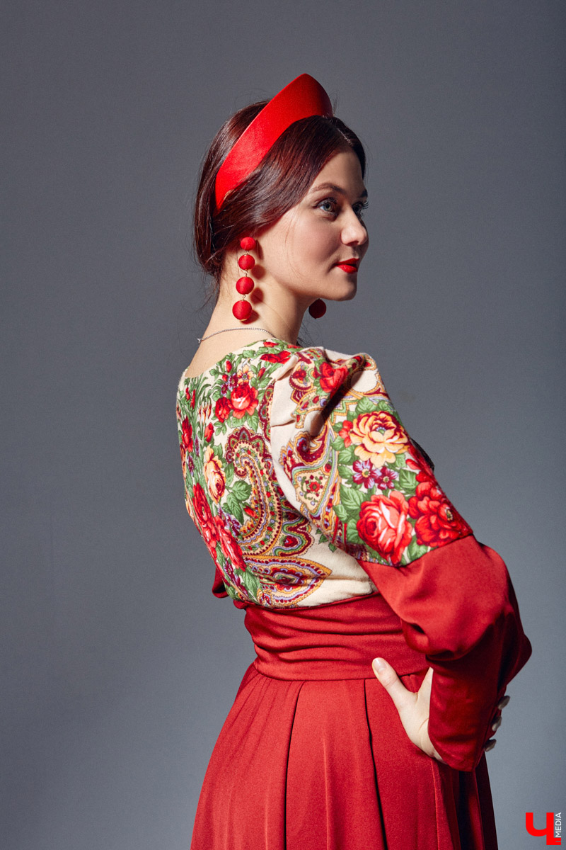 Своим примером Таис Карелина доказывает, что смешение современных трендов с народными мотивами — это просто «вау»! Платья в пол, обрядовые рубахи, исконно русские пояса, кокошники на выбор. О своём удивительном гардеробе, элементы которого можно и нужно создавать своими руками, этно-спикер рассказала «Ключ-Медиа».