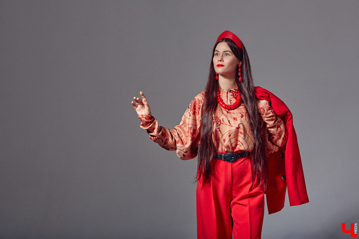 Своим примером Таис Карелина доказывает, что смешение современных трендов с народными мотивами — это просто «вау»! Платья в пол, обрядовые рубахи, исконно русские пояса, кокошники на выбор. О своём удивительном гардеробе, элементы которого можно и нужно создавать своими руками, этно-спикер рассказала «Ключ-Медиа».