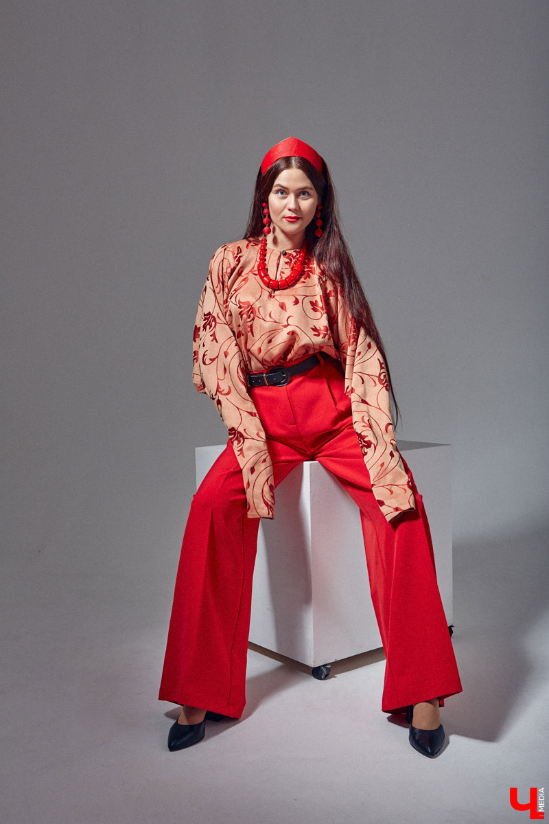 Своим примером Таис Карелина доказывает, что смешение современных трендов с народными мотивами — это просто «вау»! Платья в пол, обрядовые рубахи, исконно русские пояса, кокошники на выбор. О своём удивительном гардеробе, элементы которого можно и нужно создавать своими руками, этно-спикер рассказала «Ключ-Медиа».