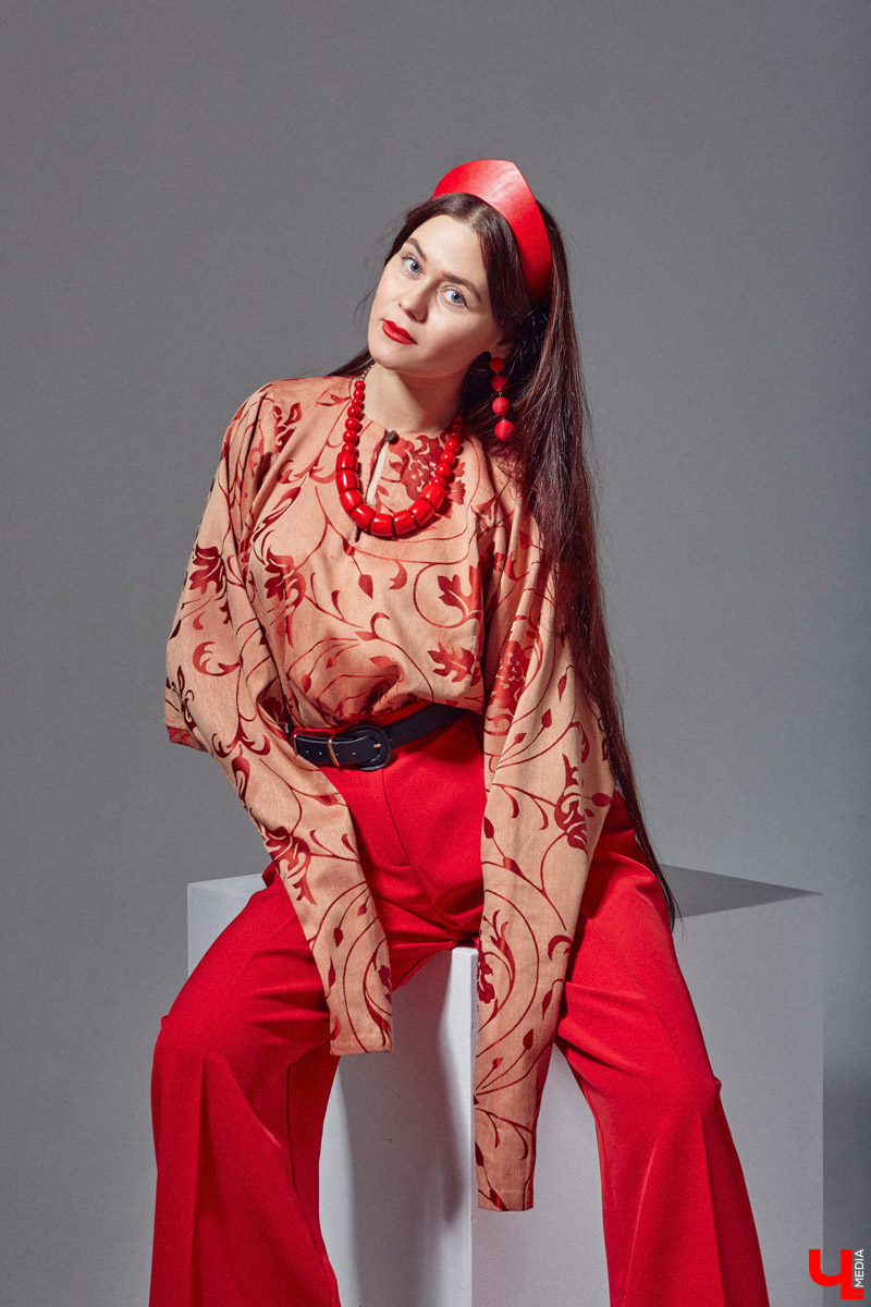 Своим примером Таис Карелина доказывает, что смешение современных трендов с народными мотивами — это просто «вау»! Платья в пол, обрядовые рубахи, исконно русские пояса, кокошники на выбор. О своём удивительном гардеробе, элементы которого можно и нужно создавать своими руками, этно-спикер рассказала «Ключ-Медиа».