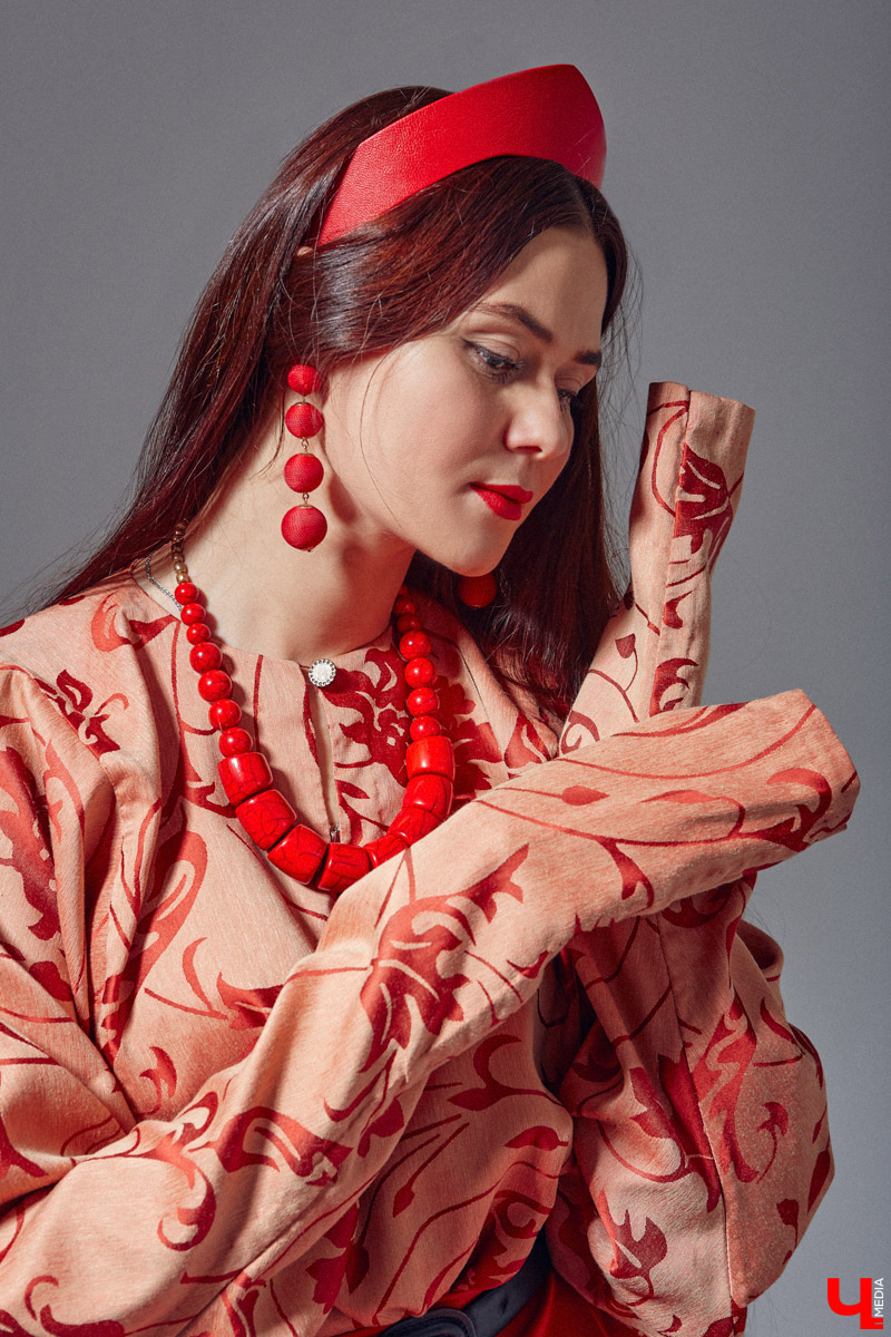 Своим примером Таис Карелина доказывает, что смешение современных трендов с народными мотивами — это просто «вау»! Платья в пол, обрядовые рубахи, исконно русские пояса, кокошники на выбор. О своём удивительном гардеробе, элементы которого можно и нужно создавать своими руками, этно-спикер рассказала «Ключ-Медиа».