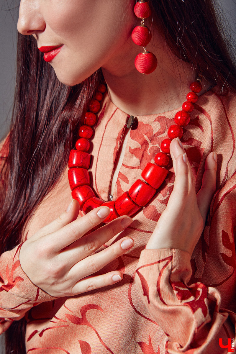 Своим примером Таис Карелина доказывает, что смешение современных трендов с народными мотивами — это просто «вау»! Платья в пол, обрядовые рубахи, исконно русские пояса, кокошники на выбор. О своём удивительном гардеробе, элементы которого можно и нужно создавать своими руками, этно-спикер рассказала «Ключ-Медиа».