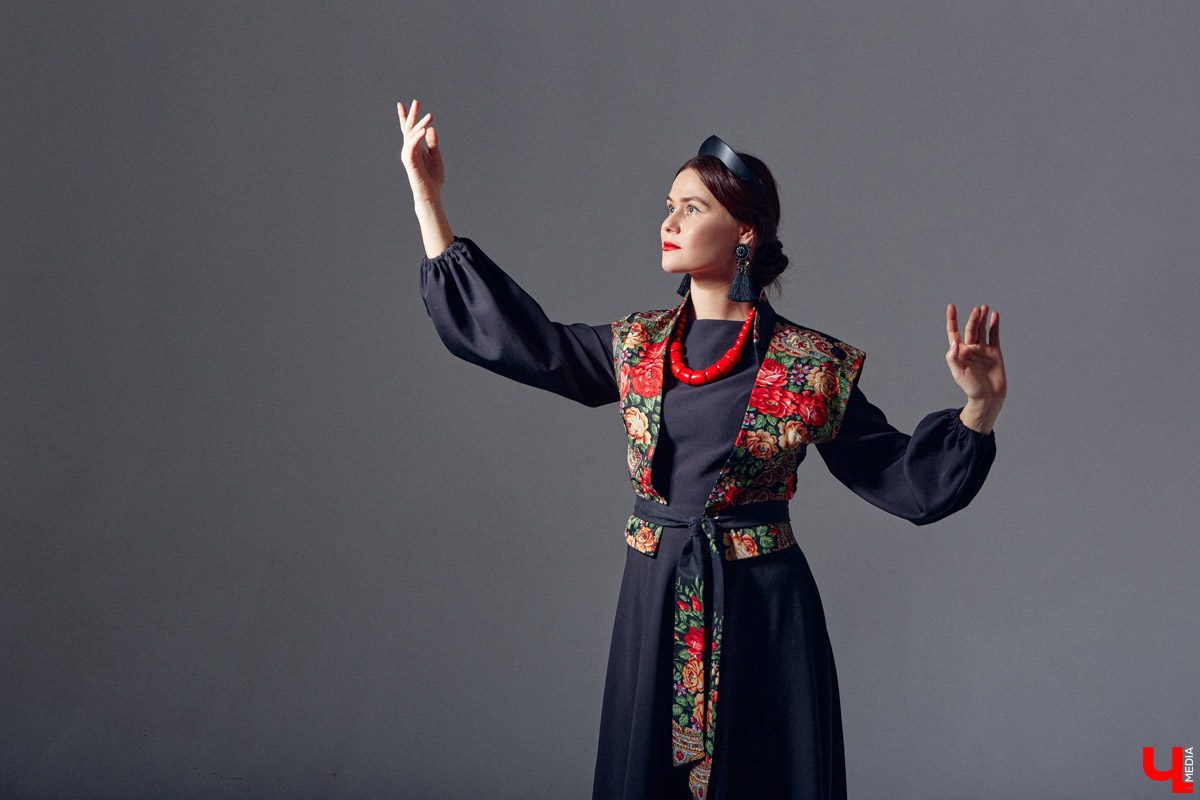 Своим примером Таис Карелина доказывает, что смешение современных трендов с народными мотивами — это просто «вау»! Платья в пол, обрядовые рубахи, исконно русские пояса, кокошники на выбор. О своём удивительном гардеробе, элементы которого можно и нужно создавать своими руками, этно-спикер рассказала «Ключ-Медиа».