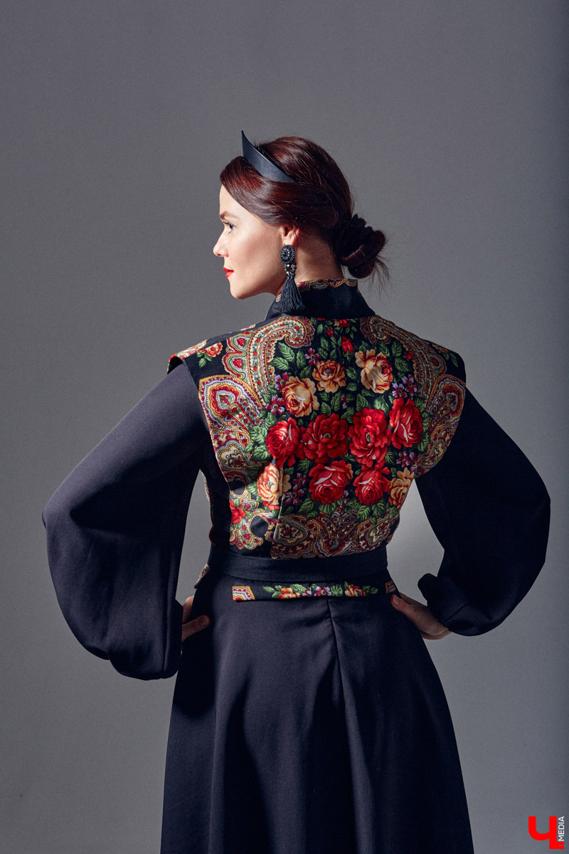 Своим примером Таис Карелина доказывает, что смешение современных трендов с народными мотивами — это просто «вау»! Платья в пол, обрядовые рубахи, исконно русские пояса, кокошники на выбор. О своём удивительном гардеробе, элементы которого можно и нужно создавать своими руками, этно-спикер рассказала «Ключ-Медиа».