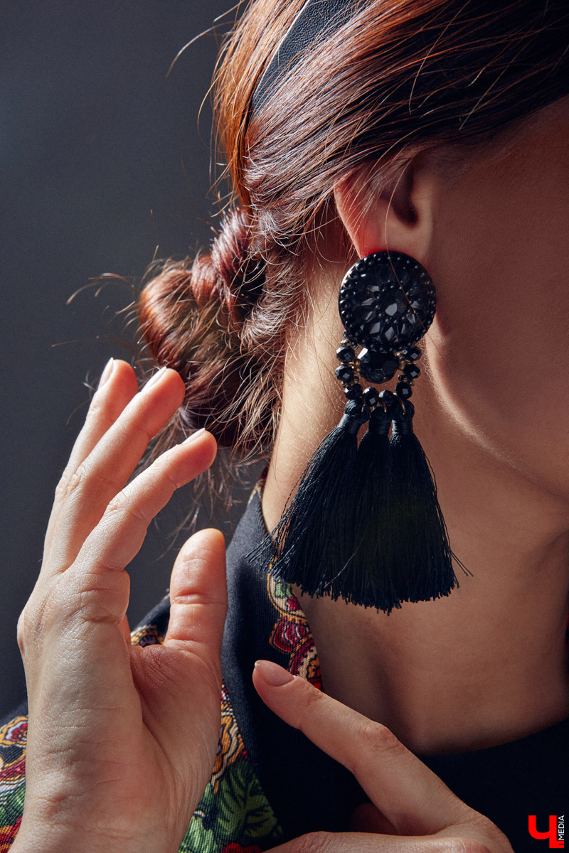 Своим примером Таис Карелина доказывает, что смешение современных трендов с народными мотивами — это просто «вау»! Платья в пол, обрядовые рубахи, исконно русские пояса, кокошники на выбор. О своём удивительном гардеробе, элементы которого можно и нужно создавать своими руками, этно-спикер рассказала «Ключ-Медиа».